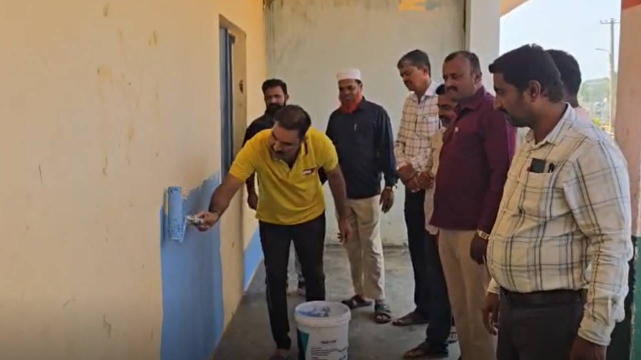 ತಹಶೀಲ್ದಾರ್ ಗಿರೀಶ್ ಅವರು ಸುಣ್ಣಬಣ್ಣ ಹೊಡೆಯುವ ಮೂಲಕ ಸರ್ಕಾರಿ ಶಾಲೆಗಳನ್ನ ಸುಂದರವಾಗಿಸುವ ಮೂಲಕ ಶಾಲೆಯತ್ತ ಮಕ್ಕಳನ್ನ ಸೆಳೆಯುವಂತಹ ಕೆಲಸ ಮಾಡುತ್ತಿದ್ದಾರೆ. ಪ್ರಾರಂಭದಲ್ಲಿ ಗಿರೀಶ್ ಒಬ್ಬರೇ ಕಾರ್ಯ ಆರಂಭಿಸಿದ್ದರು. ಆದರೆ ಇದೀಗ ಅವರ ಕಾರ್ಯವನ್ನು ಮೆಚ್ಚಿ ಜನರು ಕೂಡ ಕೈಜೋಡಿಸುತ್ತಿದ್ದಾರೆ. ಇದುವರೆಗೂ ನಾಲ್ಕು ಶಾಲೆಗಳಿಗೆ ಬಣ್ಣ ಬಳಿದು ಸರ್ಕಾರಿ ಶಾಲೆಯ ಸೌಂದರ್ಯವನ್ನು ಹೆಚ್ಚಿಸಿದ್ದಾರೆ.