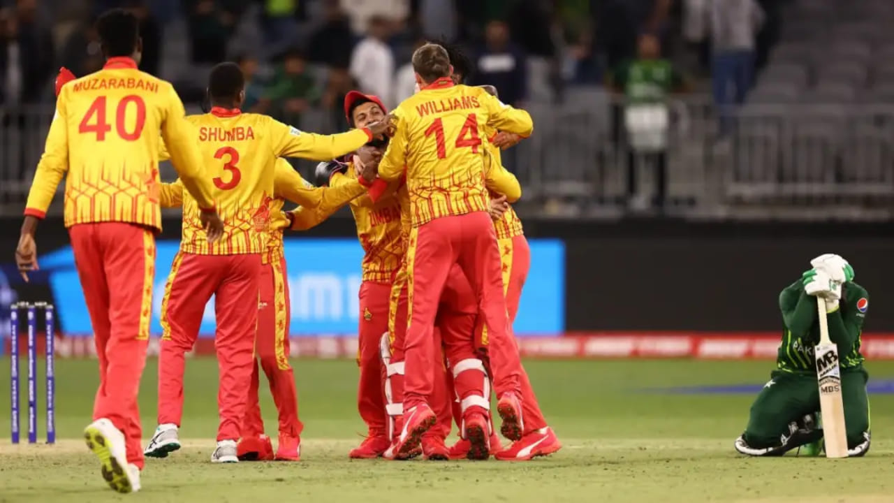 2022 ರ ಟಿ20 ವಿಶ್ವಕಪ್‌ನಲ್ಲೂ ಇದೇ ರೀತಿಯ ಚಿತ್ರಣ ಕಂಡುಬಂದಿತ್ತು. ಜಿಂಬಾಬ್ವೆ, ಪಾಕಿಸ್ತಾನವನ್ನು ಕೇವಲ ಒಂದು ರನ್‌ನಿಂದ ಸೋಲಿಸಿತು. ಮೊದಲು ಬ್ಯಾಟಿಂಗ್ ಮಾಡಿದ ಜಿಂಬಾಬ್ವೆ 130 ರನ್‌ಗಳನ್ನು ಗಳಿಸಿರೆ, ಈ ಗುರಿ ಬೆನ್ನಟ್ಟಿದ ಪಾಕಿಸ್ತಾನ 20 ಓವರ್‌ಗಳಲ್ಲಿ ಕೇವಲ 129 ರನ್‌ಗಳನ್ನು ಗಳಿಸಲಷ್ಟೇ ಶಕ್ತವಾಯಿತು. ಈ ಪಂದ್ಯದಲ್ಲಿ ಪಾಕಿಸ್ತಾನ ಸುಲಭವಾಗಿ ಗೆಲ್ಲುತ್ತದೆ ಎಂದು ಊಹಿಸಲಾಗಿತ್ತು. ಆದರೆ ಕೇವಲ 1 ರನ್​ನಿಂದ ಸೋತಿತ್ತು.