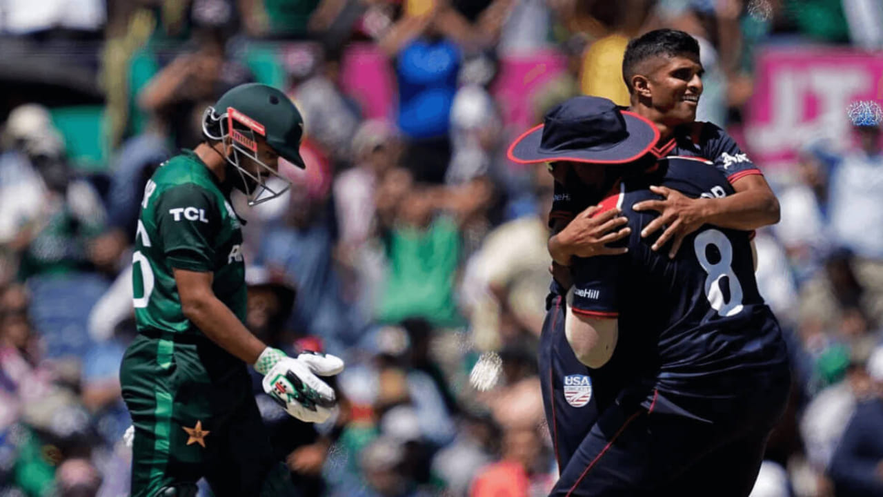 ಟಿ20 ಕ್ರಿಕೆಟ್​ನಲ್ಲಿ ಯಾವ ತಂಡ ದುರ್ಬಲ ಯಾವ ತಂಡ ಬಲಿಷ್ಠ ಎಂದು ಹೇಳುವುದು ಕಷ್ಟಕರ. ಏಕೆಂದರೆ ಪಂದ್ಯದ ದಿನದಂದು ಯಾವ ತಂಡ ಉತ್ತಮ ಪ್ರದರ್ಶನ ನೀಡುತ್ತದೋ ಆ ತಂಡಕ್ಕೆ ಗೆಲುವು ಧಕ್ಕುತ್ತದೆ. ಅದೇ ರೀತಿ ಟಿ20 ವಿಶ್ವಕಪ್ ಇತಿಹಾಸದಲ್ಲೂ ಕೆಲವು ಬಲಿಷ್ಠ ತಂಡಗಳಿಗೆ ನೀರು ಕುಡಿಸಿರುವ ಕೆಲವು ದುರ್ಬಲ ತಂಡಗಳು ಪಂದ್ಯಾವಳಿಯ ಲೆಕ್ಕಾಚಾರವನ್ನೇ ಬುಡಮೇಲು ಮಾಡಿವೆ. ಅಂತಹ ಕೆಲವು ಅಚ್ಚರಿಯ ಫಲಿತಾಂಶಗಳ ಪಟ್ಟಿ ಇಲ್ಲಿದೆ.