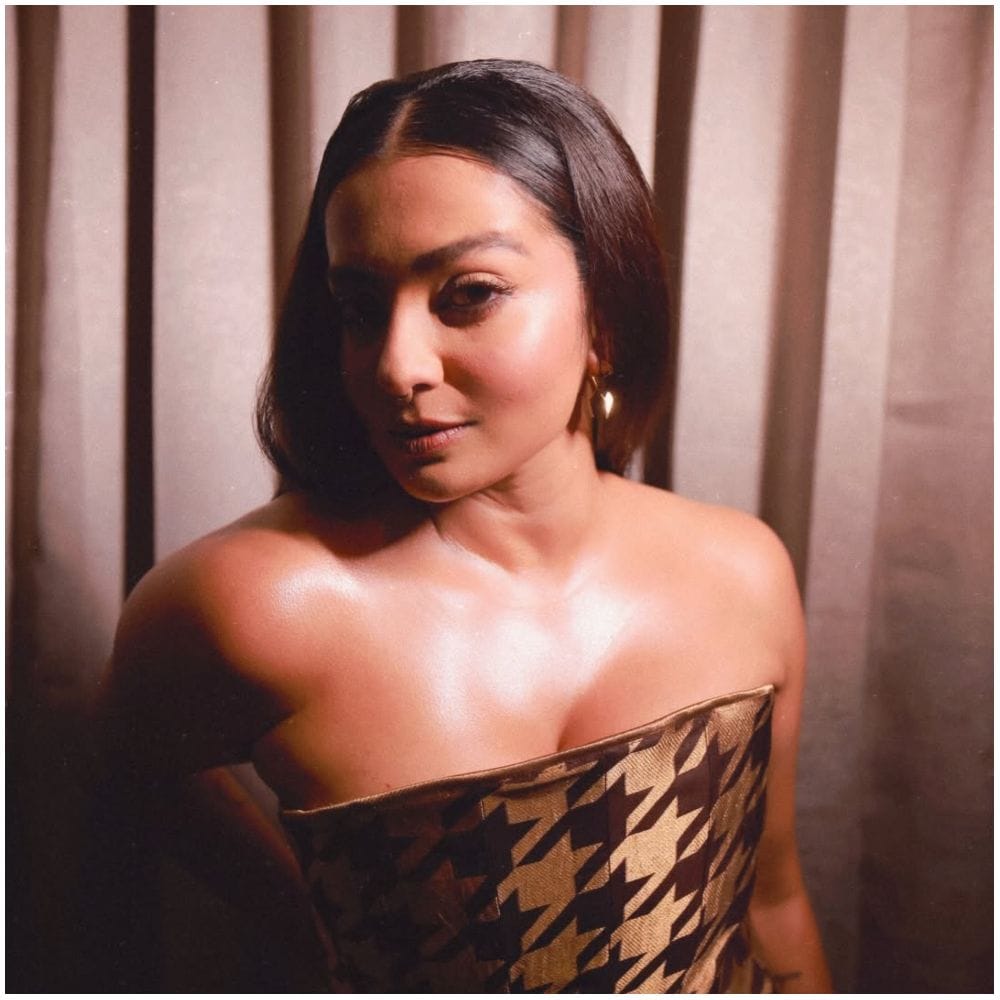 ಪಾರ್ವತಿ ಮೆನನ್ ಅವರಿಗೆ ಕನ್ನಡದಲ್ಲೂ ದೊಡ್ಡ ಅಭಿಮಾನಿ ಬಳಗ ಇದೆ. ಅವರನ್ನು ಕನ್ನಡದ ಮಂದಿ ಸಾಕಷ್ಟು ಇಷ್ಟಪಡುತ್ತಾರೆ. ಸದ್ಯ ಅವರ ಹೊಸ ಲುಕ್ ಬಗ್ಗೆ ಕರ್ನಾಟಕದಲ್ಲೂ ಚರ್ಚೆ ನಡೆದಿದೆ. 