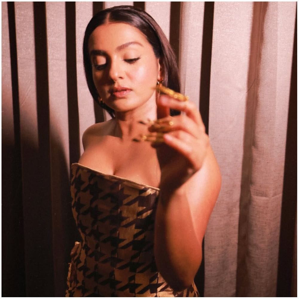 ಈಗ ಪಾರ್ವತಿ ಮೆನನ್ ಹೊಸ ಫೋಟೋಸ್ ಗಮನ ಸೆಳೆಯೋ ರೀತಿಯಲ್ಲಿ ಇದೆ. ಅವರ ಲುಕ್ ಸಂಪೂರ್ಣವಾಗಿ ಬದಲಾಗಿದೆ. ಅವರ ಡ್ರೆಸ್​ ಕೂಡ ಗಮನ ಸೆಳೆಯೋ ರೀತಿಯಲ್ಲಿ ಇದೆ. 