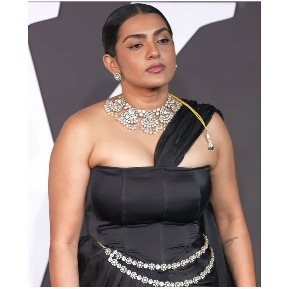 ಪಾರ್ವತಿ ಮೆನನ್ ಅವರು ಕಾರ್ಯಕ್ರಮ ಒಂದಕ್ಕಾಗಿ ಇತ್ತೀಚೆಗೆ ವೇದಿಕೆ ಏರಿದ್ದಾರೆ. ಈ ವೇದಿಕೆ ಮೇಲೆ ಕರಿ ಬಣ್ಣದ ಡ್ರೆಸ್ ಹಾಕಿ ಗಮನ ಸೆಳೆದಿದ್ದಾರೆ. ಪಾರ್ವತಿ ಮೆನನ್ ಅವರ ಲುಕ್ ಗಮನ ಸೆಳೆಯೋ ರೀತಿಯಲ್ಲಿ ಇದೆ. 