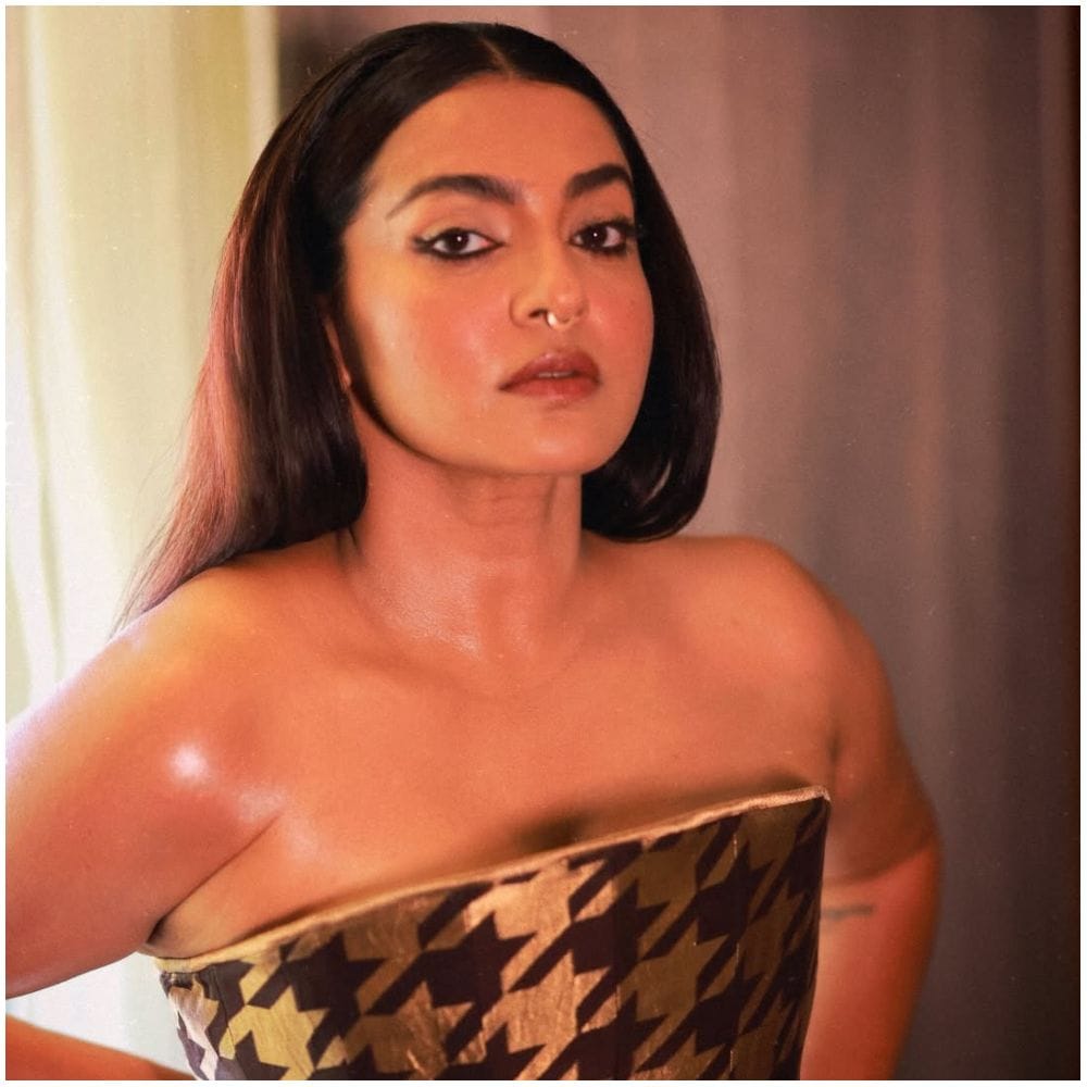 ಪಾರ್ವತಿ ಅವರ ಡ್ರೆಸ್ ಗಮನ ಸೆಳೆಯೋ ರೀತಿಯಲ್ಲಿ ಇದೆ. ಅನೇಕರು ಅವರ ಬೋಲ್ಡ್ ಲುಕ್​​ನ ಇಷ್ಟಪಟ್ಟಿದ್ದಾರೆ. ಇತ್ತೀಚೆಗೆ ಅವರು ದಪ್ಪ ಆಗಿದ್ದಾರೆ ಎಂಬ ಕಾರಣಕ್ಕೆ ಟೀಕೆ ಎದುರಿಸಿದ್ದರು. 