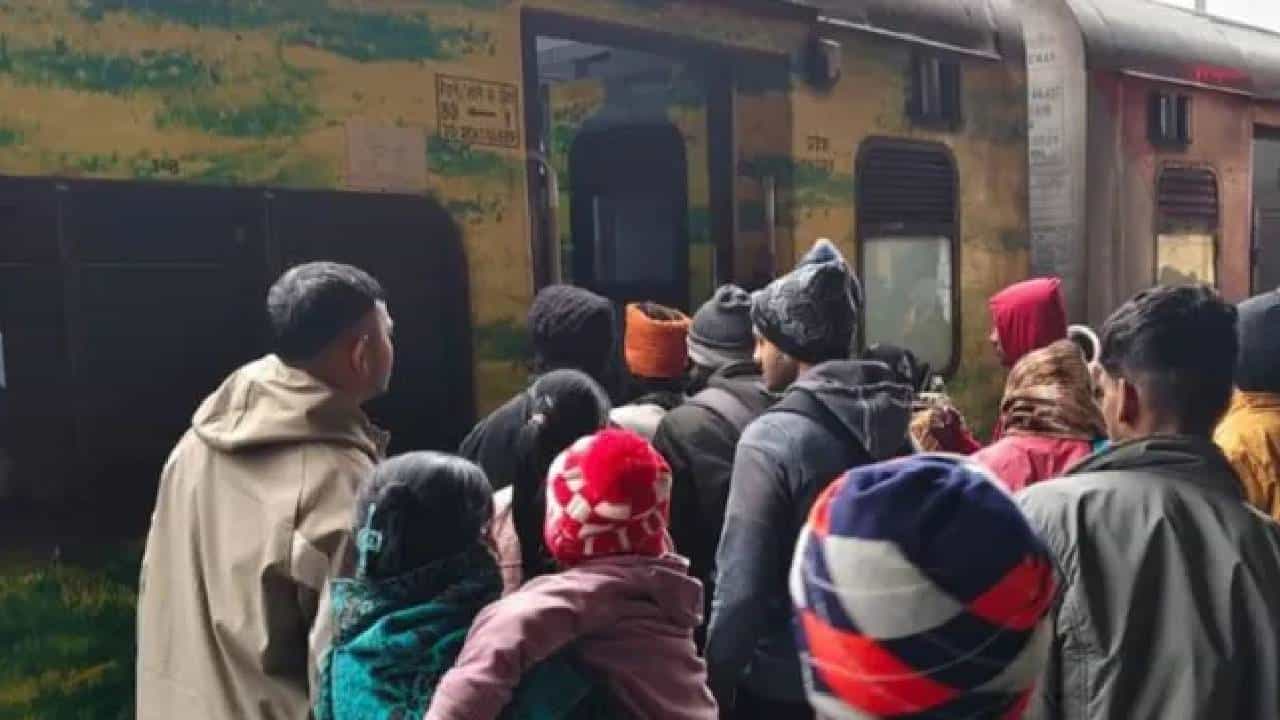ಕೇವಲ ಸೀಟಲ್ಲ ರೈಲಿನ ಒಂದು ಬೋಗಿಯೇ ನಾಪತ್ತೆ, ಒಡಿಶಾದಲ್ಲಿ ಘಟನೆ ಕೇವಲ ಸೀಟಲ್ಲ ರೈಲಿನ ಒಂದು ಬೋಗಿಯೇ ನಾಪತ್ತೆ, ಒಡಿಶಾದಲ್ಲಿ ಘಟನೆ