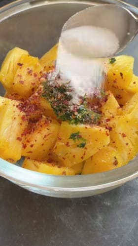 ರೆಸ್ಟೋರೆಂಟ್ ಸ್ಟೈಲ್‌ನಲ್ಲಿ ಮಾಡಿ ಪೈನಾಪಲ್ ಸಲಾಡ್