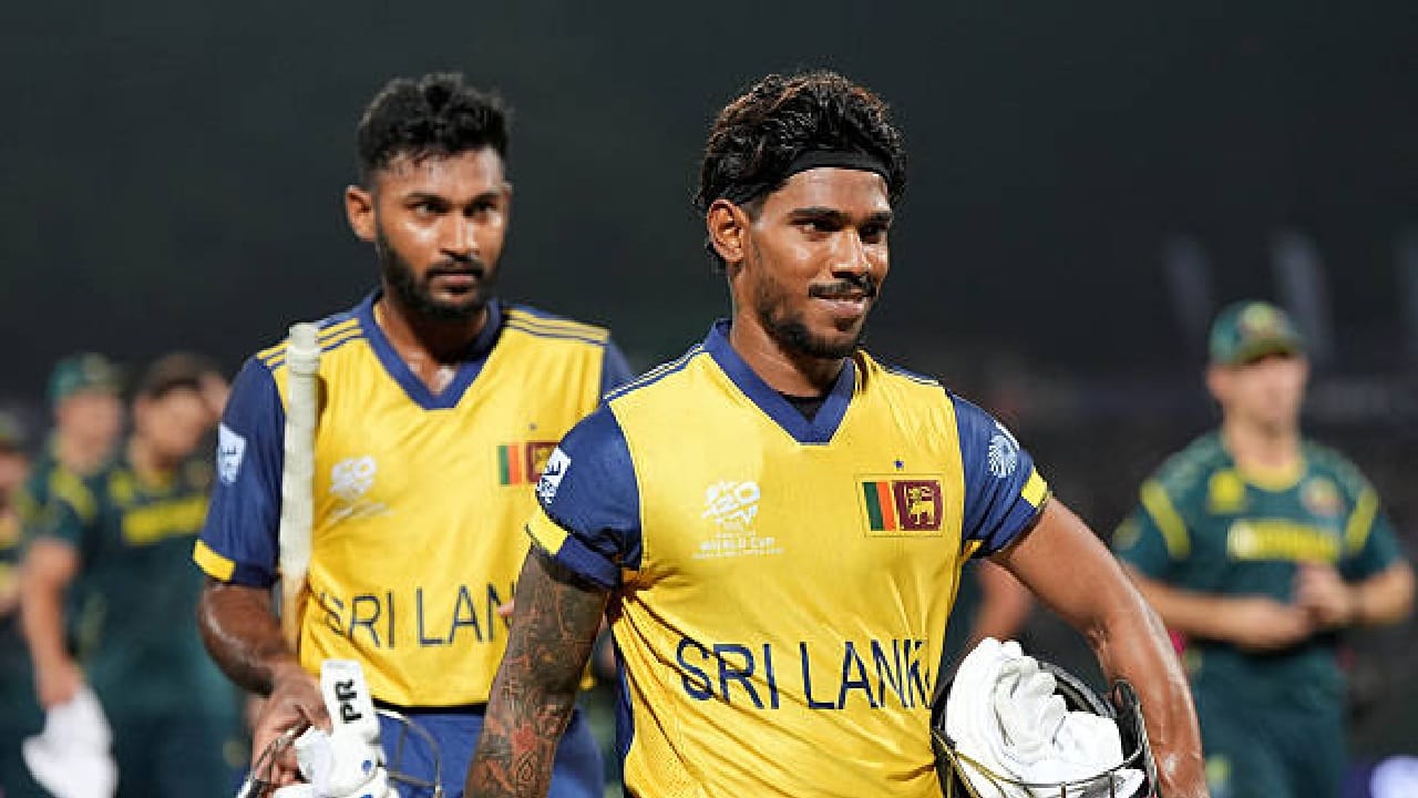 ಇದೀಗ ಆಸ್ಟ್ರೇಲಿಯಾ ಬೌಲರ್ಗಳ ಬೆಂಡೆತ್ತುವ ಮೂಲಕ ಪಾತುಮ್ ನಿಸ್ಸಂಕಾ ಹೊಸ ಇತಿಹಾಸ ನಿರ್ಮಿಸಿದ್ದಾರೆ. ಈ ಮೂಲಕ ಟಿ20 ವಿಶ್ವಕಪ್ ಇತಿಹಾಸದಲ್ಲೇ ಆಸ್ಟ್ರೇಲಿಯಾ ವಿರುದ್ಧ ಶತಕ ಸಿಡಿಸಿದ ಮೊದಲ ಹಾಗೂ ಏಕೈಕ ಬ್ಯಾಟರ್ ಎನಿಸಿಕೊಂಡಿದ್ದಾರೆ. ಇನ್ನು ಈ ಪಂದ್ಯದಲ್ಲಿ 52 ಎಸೆತಗಳನ್ನು ಎದುರಿಸಿದ ನಿಸ್ಸಂಕಾ 5 ಸಿಕ್ಸ್ ಹಾಗೂ 10 ಫೋರ್ಗಳೊಂದಿಗೆ ಅಜೇಯ 100 ರನ್ ಬಾರಿಸಿದರು. ಈ ಶತಕದ ನೆರವಿನೊಂದಿಗೆ ಶ್ರೀಲಂಕಾ ತಂಡವು 18 ಓವರ್ಗಳಲ್ಲಿ 184 ರನ್ಗಳಿಸಿ 8 ವಿಕೆಟ್ಗಳ ಭರ್ಜರಿ ಜಯ ಸಾಧಿಸಿದೆ.