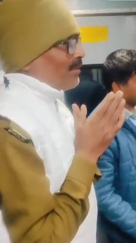 ರೈಲಿನಲ್ಲಿ ಬೆಡ್​ಶೀಟ್​ ಕದಿಯುವಾಗ ಸಿಕ್ಕಿಬಿದ್ದ ಪೊಲೀಸ್ ಅಧಿಕಾರಿ