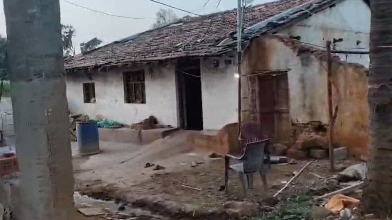 ತೋಟದ ಮನೆ ಟಾರ್ಗೆಟ್: ಕಳ್ಳರನ್ನು ಕರೆಸಿ ಕಳ್ಳತನ ಮಾಡಿಸಿದ ಕಾನ್ಸ್ಟೇಬಲ್; ಆರು ಜನರ ಬಂಧನ ತೋಟದ ಮನೆ ಟಾರ್ಗೆಟ್: ಕಳ್ಳರನ್ನು ಕರೆಸಿ ಕಳ್ಳತನ ಮಾಡಿಸಿದ ಕಾನ್ಸ್ಟೇಬಲ್; ಆರು ಜನರ ಬಂಧನ