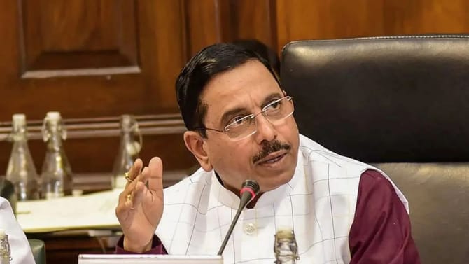 ಕಾಂಗ್ರೆಸ್ ಕಚೇರಿಗಳಿಗಾಗಿ ಸಿಎ ನಿವೇಶನ ಹಂಚಿಕೆ: ಪ್ರಲ್ಹಾದ ಜೋಶಿ ಕಿಡಿ