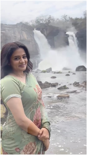 ಜಲಪಾತದ ಸೌಂದರ್ಯಕ್ಕೆ ಮನಸೋತ ಪ್ರಿಯಾಮಣಿ