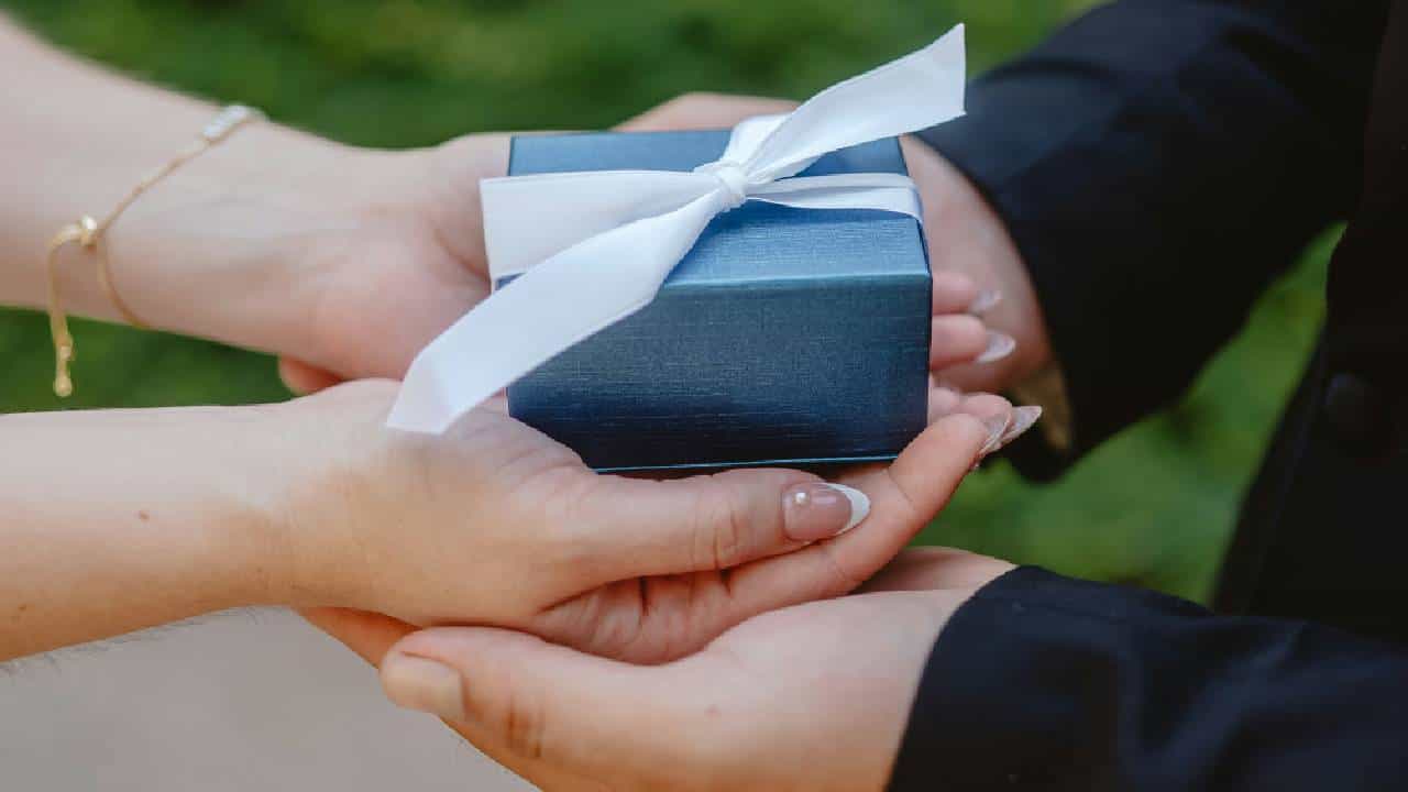 Propose Day Gift Ideas: ನಿಮ್ಮ ಸಂಗಾತಿಗೆ ಈ ಉಡುಗೊರೆಗಳನ್ನು ನೀಡುವ ಮೂಲಕ ಪ್ರಪೋಸ್ ಡೇಯನ್ನು ಸ್ಪೆಷಲ್ ಆಗಿ ಆಚರಿಸಿ Propose Day Gift Ideas: ನಿಮ್ಮ ಸಂಗಾತಿಗೆ ಈ ಉಡುಗೊರೆಗಳನ್ನು ನೀಡುವ ಮೂಲಕ ಪ್ರಪೋಸ್ ಡೇಯನ್ನು ಸ್ಪೆಷಲ್ ಆಗಿ ಆಚರಿಸಿ