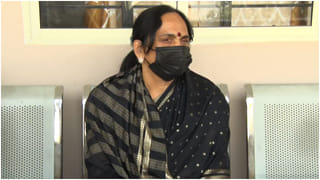 Video: ಬೈಕ್​​ನಲ್ಲಿ ಹೋಗುತ್ತಾ ಚಲಿಸುತ್ತಿದ್ದ ಬಸ್ಸಿನ ಬಾಗಿಲು ತೆರೆದ ಸವಾರ