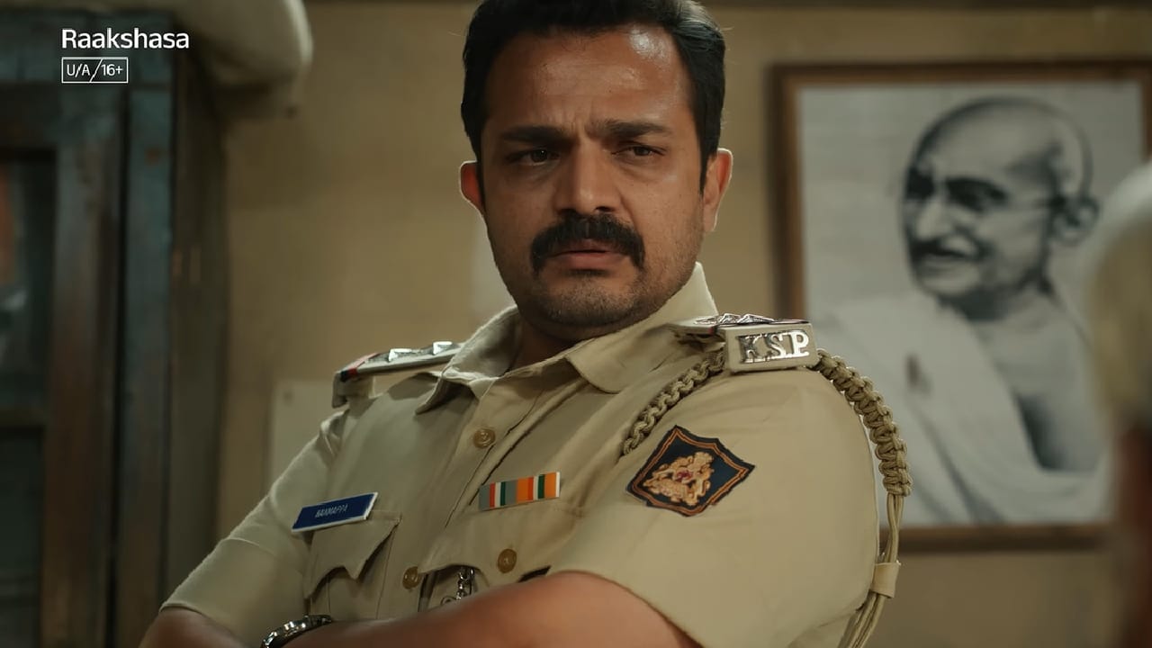 ವಿಜಯ್ ರಾಘವೇಂದ್ರ ಮುಖ್ಯ ಪಾತ್ರದಲ್ಲಿ ನಟಿಸಿರುವ ಸಸ್ಪೆನ್ಸ್ ಥ್ರಿಲ್ಲರ್ ವೆಬ್ ಸರಣಿ ‘ರಾಕ್ಷಸ’ ಈ ವಾರ ಒಟಿಟಿಗೆ ಬಂದಿದೆ. ಟ್ರೈಲರ್​​ನಿಂದ ಗಮನ ಸೆಳೆದಿರುವ ಈ ವೆಬ್ ಸರಣಿ ಸಂಪೂರ್ಣ ಉತ್ತರ ಕರ್ನಾಟಕ ಭಾಗದ ಕತೆ, ಭಾಷೆಯನ್ನು ಹೊಂದಿದ್ದು, ಇದೀಗ ಜೀ5 ಒಟಿಟಿಯಲ್ಲಿ ವೀಕ್ಷಣೆಗೆ ಲಭ್ಯವಿದೆ.