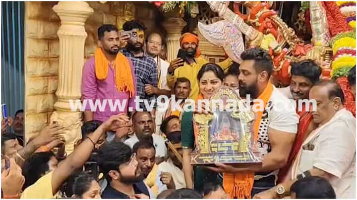 ಸಾಗರದ ಮಾರಿಕಾಂಬಾ ಜಾತ್ರೆಗೆ ತಾರೆಯರ ಮೆರುಗು; ಧ್ರುವ ಸರ್ಜಾ, ರಚಿತಾ ರಾಮ್ ಭೇಟಿ ಸಾಗರದ ಮಾರಿಕಾಂಬಾ ಜಾತ್ರೆಗೆ ತಾರೆಯರ ಮೆರುಗು; ಧ್ರುವ ಸರ್ಜಾ, ರಚಿತಾ ರಾಮ್ ಭೇಟಿ