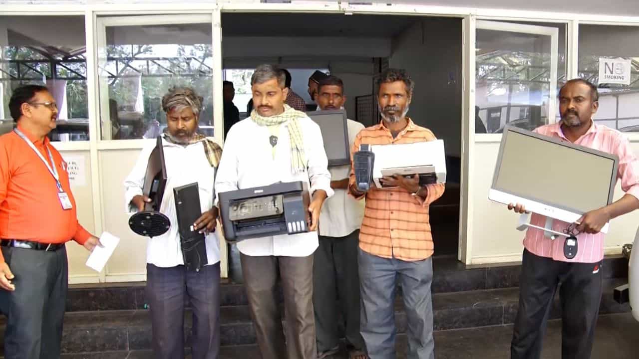 ಹುಬ್ಬಳ್ಳಿ: ರೈತರಿಗೆ ಭೂ ಪರಿಹಾರ ನೀಡದ ಹಿನ್ನೆಲೆ ರೈಲ್ವೆ ಇಲಾಖೆ ಕಚೇರಿ ಜಪ್ತಿ