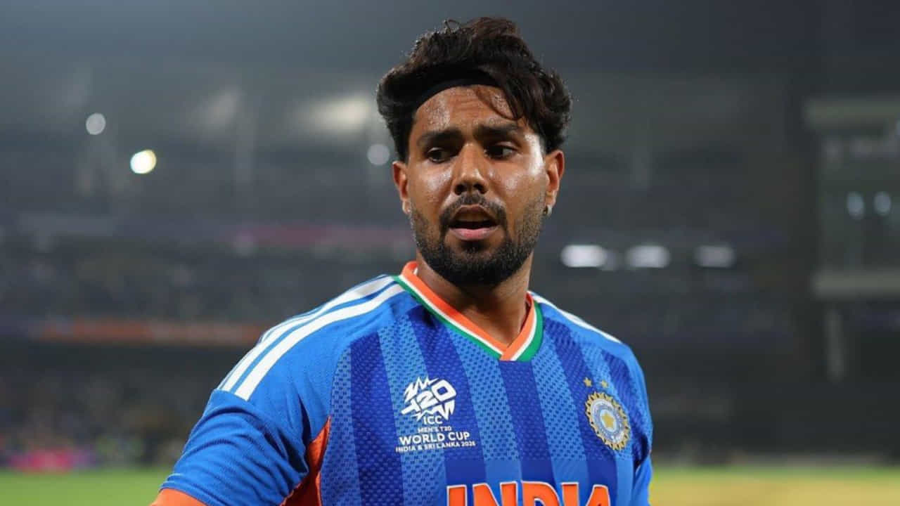 ದಕ್ಷಿಣ ಆಫ್ರಿಕಾ ವಿರುದ್ಧದ ಅಭ್ಯಾಸ ಪಂದ್ಯದ ವೇಳೆ ಗಾಯಕ್ಕೆ ತುತ್ತಾಗಿ ಮೈದಾನ ತೊರೆದಿದ್ದ ಟೀಂ ಇಂಡಿಯಾ ಯುವ ವೇಗಿ ಹರ್ಷಿತ್ ರಾಣಾ, ಟಿ20 ವಿಶ್ವಕಪ್ ಆರಂಭಕ್ಕೂ ಮುನ್ನವೇ ಪಂದ್ಯಾವಳಿಯಿಂದ ಹೊರಬಿದ್ದಿದ್ದರು. ಇದು ತಂಡಕ್ಕೆ ಆಘಾತ ನೀಡಿತ್ತು. ರಾಣಾ ಬದಲಿಗೆ ಬಿಸಿಸಿಐ ಮೊಹಮ್ಮದ್ ಸಿರಾಜ್ರನ್ನು ತಂಡಕ್ಕೆ ಸೇರಿಸಿಕೊಂಡಿತ್ತು. ತಂಡದಿಂದ ಹೊರಬಿದ್ದಿರುವ ಹರ್ಷಿತ್ ರಾಣಾ ಇದೀಗ ಶಸ್ತ್ರಚಿಕಿತ್ಸೆಗೆ ಒಳಗಾಗಿದ್ದಾರೆ.