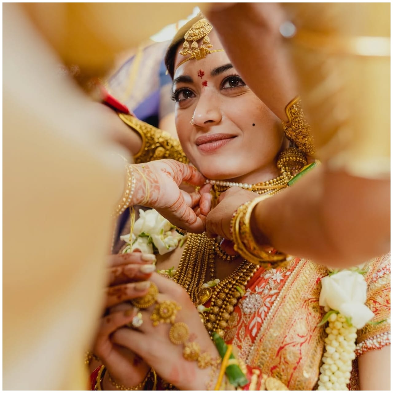 ರಶ್ಮಿಕಾ ಮಂದಣ್ಣ ಅವರು ಹಸೆಮಣೆಯಲ್ಲಿ ಕುಳಿತಾಗ ಭಾವುಕರಾದರು. ತಾಳಿ ಕಟ್ಟಿಸಿಕೊಳ್ಳುವ ಸಂದರ್ಭದಲ್ಲಿ ಅವರ ಕಣ್ಣುಗಳು ತುಂಬಿ ಬಂದವು. ರಶ್ಮಿಕಾ ಮಂದಣ್ಣ ಅವರ ಜೀವನದಲ್ಲಿ ಈ ದಿನ ಬಹಳ ಮಹತ್ವದ್ದಾಗಿದೆ.