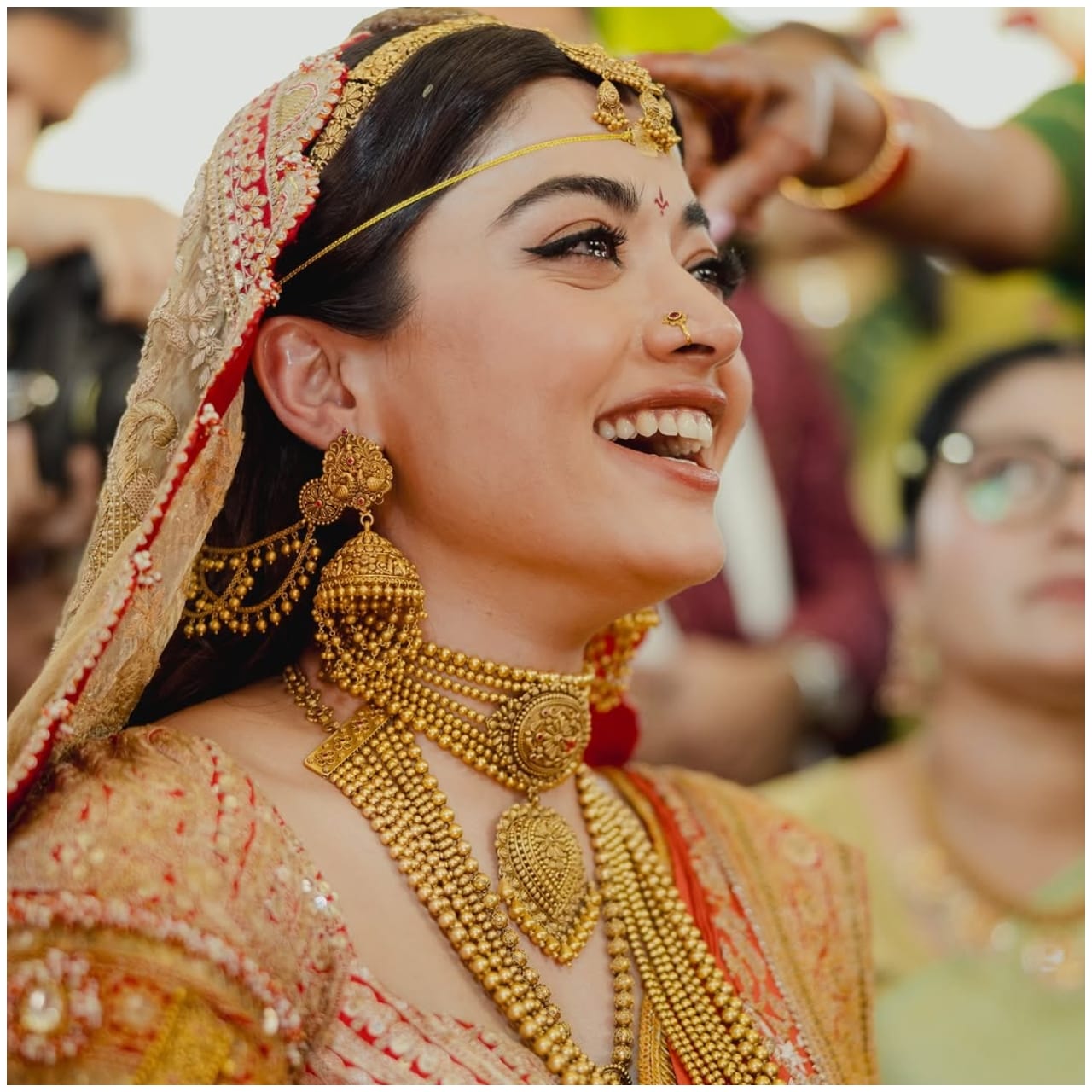 ರಾಜಸ್ಥಾನದ ಉದಯಪುರದಲ್ಲಿ ಇರುವ ಖಾಸಗಿ ಹೋಟೆಲ್​​ನಲ್ಲಿ ರಶ್ಮಿಕಾ ಮಂದಣ್ಣ ಮತ್ತು ವಿಜಯ್ ದೇವರಕೊಂಡ ಮದುವೆ ನಡೆದಿದೆ. ಫೆಬ್ರವರಿ 26ರಂದು ನಡೆದ ಈ ವಿವಾಹ ಸಮಾರಂಭದ ಫೋಟೋಗಳು ವೈರಲ್ ಆಗಿವೆ.