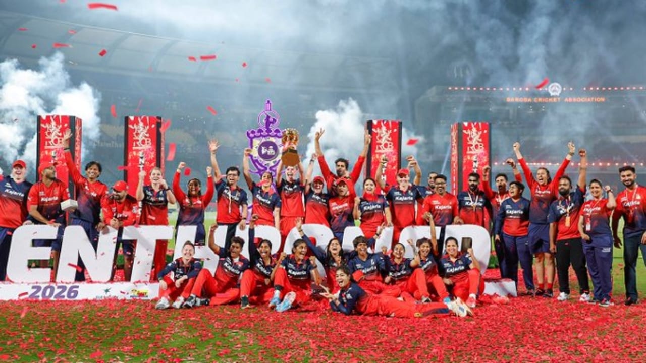 ಈ ಫೈನಲ್ ಪಂದ್ಯದ ಗೆಲುವಿನೊಂದಿಗೆ ಆರ್​ಸಿಬಿ, ಮಹಿಳಾ ಪ್ರೀಮಿಯರ್ ಲೀಗ್​ನಲ್ಲಿ ಸಂಪ್ರದಾಯವನ್ನು ಮುರಿದು ಹೊಸ ಇತಿಹಾಸ ರಚಿಸಿದೆ. ವಾಸ್ತವವಾಗಿ ಮಹಿಳಾ ಪ್ರೀಮಿಯರ್ ಲೀಗ್ ಇತಿಹಾಸದಲ್ಲಿ ನೇರವಾಗಿ ಫೈನಲ್​ಗೇರಿದ ತಂಡವು ಇದುವರೆಗೆ ಒಮ್ಮೆಯೂ ಪ್ರಶಸ್ತಿ ಗೆದ್ದಿರಲಿಲ್ಲ. ಆದರೆ ನಾಲ್ಕನೇ ಆವೃತ್ತಿಯಲ್ಲಿ ನೇರವಾಗಿ ಫೈನಲ್​ಗೇರಿದ್ದ ಆರ್​ಸಿಬಿ ಟ್ರೋಫಿ ಎತ್ತಿಹಿಡಿಯುವುದರಲ್ಲೂ ಯಶಸ್ವಿಯಾಯಿತು.