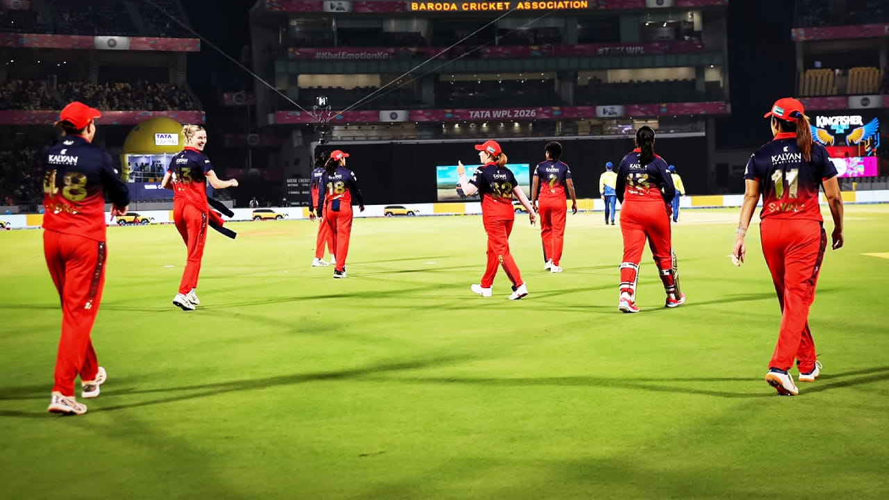 WPL 2026: ವುಮೆನ್ಸ್ ಪ್ರೀಮಿಯರ್ ಲೀಗ್​ನ ಮೊದಲ ಸುತ್ತಿನ ಪಂದ್ಯಗಳು ಪೂರ್ಣಗೊಂಡಿದೆ. ಪ್ರಥಮ ಸುತ್ತಿನಲ್ಲಿ ಕಣಕ್ಕಿಳಿದ 5 ತಂಡಗಳಲ್ಲಿ ಮೂರು ತಂಡಗಳು ಪ್ಲೇಆಫ್​ಗೆ ಪ್ರವೇಶಿಸಿದರೆ, ಎರಡು ಟೀಮ್​ಗಳು ಹೊರಬಿದ್ದಿವೆ. ಪ್ಲೇಆಫ್​ಗೆ ಪ್ರವೇಶಿಸಿರುವ ಮೂರು ತಂಡಗಳಲ್ಲಿ ರಾಯಲ್ ಚಾಲೆಂಜರ್ಸ್ ಬೆಂಗಳೂರು ತಂಡವು ನೇರವಾಗಿ ಫೈನಲ್​ಗೆ ಎಂಟ್ರಿ ಕೊಟ್ಟಿದೆ.