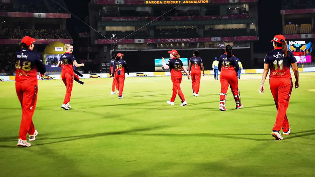 WPL 2026: ವುಮೆನ್ಸ್ ಪ್ರೀಮಿಯರ್ ಲೀಗ್ನ ಮೊದಲ ಸುತ್ತಿನ ಪಂದ್ಯಗಳು ಪೂರ್ಣಗೊಂಡಿದೆ. ಪ್ರಥಮ ಸುತ್ತಿನಲ್ಲಿ ಕಣಕ್ಕಿಳಿದ 5 ತಂಡಗಳಲ್ಲಿ ಮೂರು ತಂಡಗಳು ಪ್ಲೇಆಫ್ಗೆ ಪ್ರವೇಶಿಸಿದರೆ, ಎರಡು ಟೀಮ್ಗಳು ಹೊರಬಿದ್ದಿವೆ. ಪ್ಲೇಆಫ್ಗೆ ಪ್ರವೇಶಿಸಿರುವ ಮೂರು ತಂಡಗಳಲ್ಲಿ ರಾಯಲ್ ಚಾಲೆಂಜರ್ಸ್ ಬೆಂಗಳೂರು ತಂಡವು ನೇರವಾಗಿ ಫೈನಲ್ಗೆ ಎಂಟ್ರಿ ಕೊಟ್ಟಿದೆ.