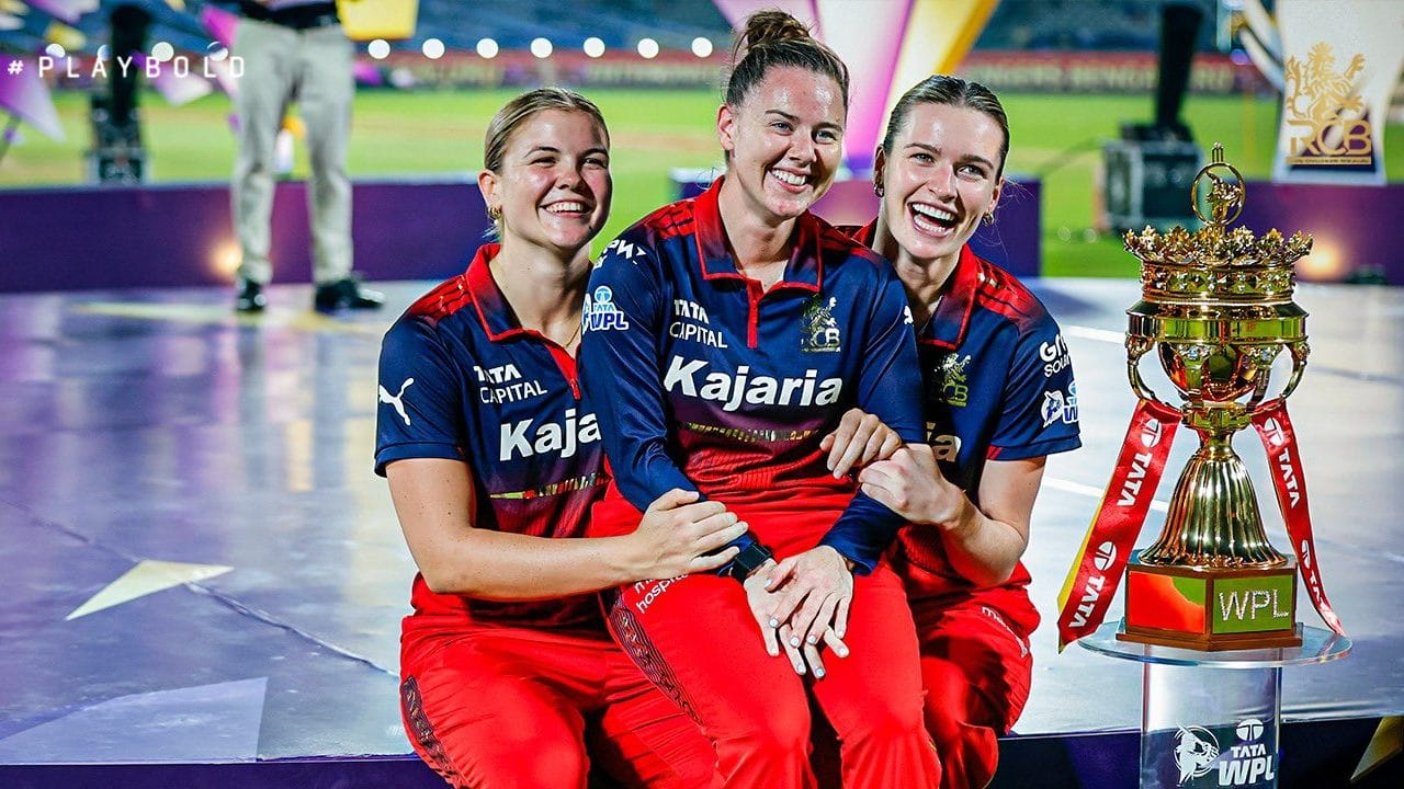 ಹೌದು, ರಾಯಲ್ ಚಾಲೆಂಜರ್ಸ್ ಬೆಂಗಳೂರು ತಂಡದ ಗೆಲುವು ಅಂತಿಂಥ ಗೆಲುವಲ್ಲ. ಬದಲಾಗಿ ವಿಶ್ವ ದಾಖಲೆಯ ವಿಜಯ. ಅಂದರೆ ಟಿ20 ಕ್ರಿಕೆಟ್ ಇತಿಹಾಸದಲ್ಲಿ ಫೈನಲ್​ ಮ್ಯಾಚ್​ನಲ್ಲಿ 200+ ಸ್ಕೋರ್ ಬೆನ್ನತ್ತಿ ಗೆದ್ದಿರುವುದು ಕೇವಲ 3 ತಂಡಗಳು ಮಾತ್ರ. ಈ ಸಾಧನೆ ಮಾಡಿದ ಮೊದಲ ತಂಡ ಕೊಲ್ಕತ್ತಾ ನೈಟ್ ರೈಡರ್ಸ್. ಇದಾದ ಬಳಿಕ ಲಾಹೋರ್ ಖಲಂದರ್ಸ್ ಕೂಡ ಭರ್ಜರಿ ಚೇಸಿಂಗ್​ನೊಂದಿಗೆ ಚಾಂಪಿಯನ್ ಪಟ್ಟ ಅಲಂಕರಿಸಿದ್ದರು. ಇದೀಗ ರಾಯಲ್ ಚಾಲೆಂಜರ್ಸ್ ಬೆಂಗಳೂರು ತಂಡ ಕೂಡ 200+ ಸ್ಕೋರ್​ ಬೆನ್ನತ್ತಿ ಗೆದ್ದು ಚಾಂಪಿಯನ್ ಪಟ್ಟ ಅಲಂಕರಿಸಿದೆ.