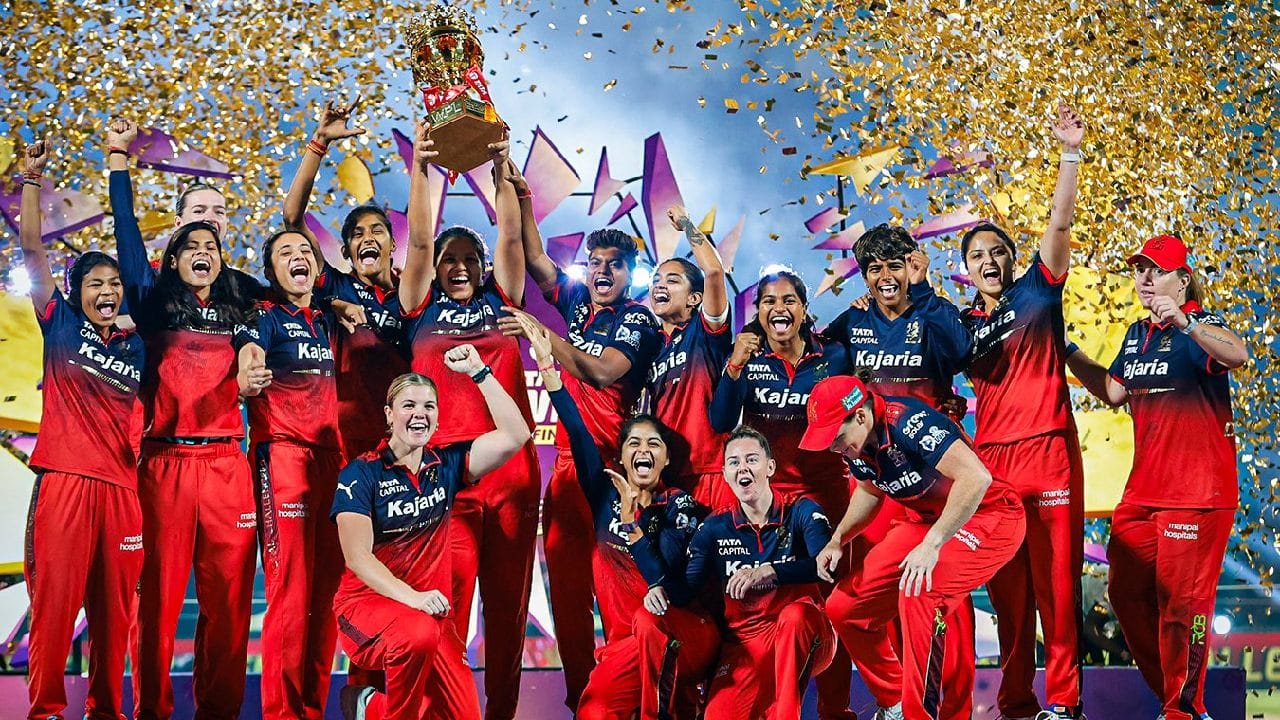 ಇದೀಗ ವುಮೆನ್ಸ್ ಪ್ರೀಮಿಯರ್ ಲೀಗ್​ನ ಫೈನಲ್​​ ಪಂದ್ಯದಲ್ಲಿ ರಾಯಲ್ ಚಾಲೆಂಜರ್ಸ್ ಬೆಂಗಳೂರು ತಂಡವು ಡೆಲ್ಲಿ ಕ್ಯಾಪಿಟಲ್ಸ್ ನೀಡಿದ 204 ರನ್​ಗಳ ಗುರಿಯನ್ನು ಕೇವಲ 19.4 ಓವರ್​ಗಳಲ್ಲಿ ಚೇಸ್ ಮಾಡಿ ಹೊಸ ಇತಿಹಾಸ ನಿರ್ಮಿಸಿದೆ. ಈ ಮೂಲಕ ಟಿ20 ಕ್ರಿಕೆಟ್ ಇತಿಹಾಸದಲ್ಲೇ ಫೈನಲ್ ಪಂದ್ಯದಲ್ಲಿ 200+ ರನ್ ಚೇಸ್ ಮಾಡಿ ಗೆದ್ದ ವಿಶ್ವದ ಮೊದಲ ಮಹಿಳಾ ತಂಡ ಎಂಬ ವಿಶ್ವ ದಾಖಲೆಯನ್ನು ಆರ್​ಸಿಬಿ ತಂಡ ತನ್ನದಾಗಿಸಿಕೊಂಡಿದೆ.