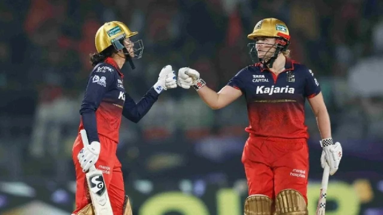 ಈ ಕಠಿಣ ಗುರಿಯನ್ನು ಬೆನ್ನತ್ತಿದ ರಾಯಲ್ ಚಾಲೆಂಜರ್ಸ್ ಬೆಂಗಳೂರು ತಂಡ ಉತ್ತಮ ಆರಂಭ ಪಡೆದಿರಲಿಲ್ಲ. ಆರಂಭಿಕಳಾಗಿ ಕಣಕ್ಕಿಳಿದ ಗ್ರೇಸ್ ಹ್ಯಾರಿಸ್ ಕೇವಲ 9 ರನ್​ಗಳಿಸಿ ವಿಕೆಟ್ ಒಪ್ಪಿಸಿದ್ದರು. ಈ ಹಂತದಲ್ಲಿ ಜೊತೆಗೂಡಿ ಸ್ಮೃತಿ ಮಂಧಾನ (87) ಹಾಗೂ ಜಾರ್ಜಿಯಾ ವೊಲ್ (79) ಪ್ರಚಂಡ ಬ್ಯಾಟಿಂಗ್ ಪ್ರದರ್ಶಿಸಿದರು. ಈ ಎರಡು ಅರ್ಧಶತಕಗಳ ನೆರವಿನೊಂದಿಗೆ ಆರ್​​ಸಿಬಿ 19.4 ಓವರ್​ಗಳಲ್ಲಿ 204 ರನ್​ ಬಾರಿಸಿ 6 ವಿಕೆಟ್​ಗಳ ಗೆಲುವು ದಾಖಲಿಸಿತು. ಈ ಗೆಲುವಿನೊಂದಿಗೆ ರಾಯಲ್ ಚಾಲೆಂಜರ್ಸ್ ಬೆಂಗಳೂರು ತಂಡವು ಟಿ20 ಕ್ರಿಕೆಟ್ ಇತಿಹಾಸದಲ್ಲೇ ಹೊಸ ವಿಶ್ವ ದಾಖಲೆಯನ್ನು ನಿರ್ಮಿಸಿದೆ.