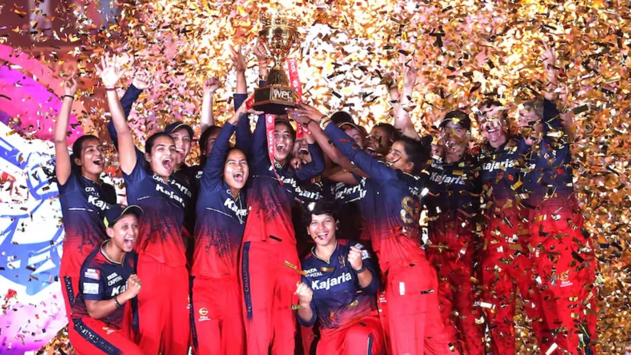 2024 ರಲ್ಲಿ ನಡೆದಿದ್ದ ಎರಡನೇ ಆವೃತ್ತಿಯಲ್ಲೂ ಡೆಲ್ಲಿ ಕ್ಯಾಪಿಟಲ್ಸ್ ತಂಡ ನೇರವಾಗಿ ಫೈನಲ್​ಗೆ ಅರ್ಹತೆ ಪಡೆದಿತ್ತು. ಇತ್ತ ರಾಯಲ್ ಚಾಲೆಂಜರ್ಸ್ ಬೆಂಗಳೂರು ತಂಡ ಎಲಿಮಿನೇಟರ್​ನಲ್ಲಿ ಅಂದಿನ ಹಾಲಿ ಚಾಂಪಿಯನ್ ಮುಂಬೈ ಇಂಡಿಯನ್ಸ್ ತಂಡವನ್ನು ಸೋಲಿಸಿ ಮೊಟ್ಟ ಮೊದಲ ಬಾರಿಗೆ ಫೈನಲ್ ಆಡಿತ್ತು. ಆ ಪಂದ್ಯವನ್ನು ಆರ್​ಸಿಬಿ ಗೆದ್ದುಕೊಂಡು ಟ್ರೋಫಿ ಎತ್ತಿಹಿಡಿದಿತ್ತು.