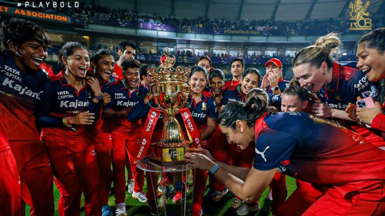 ಆದರೆ 2026 ರ ಆವೃತ್ತಿಯಲ್ಲಿ ಹೊಸ ಇತಿಹಾಸವನ್ನೇ ಸೃಷ್ಟಿಸಿತು. ಲೀಗ್ ಹಂತದಲ್ಲಿ 5 ಪಂದ್ಯಗಳನ್ನು ಗೆಲ್ಲುವ ಮೂಲಕ ಆರ್​ಸಿಬಿ ಫೈನಲ್​ಗೇರಿತ್ತು. ಇತ್ತ ಡೆಲ್ಲಿ ಎಲಿಮಿನೇಟರ್ ಗೆದ್ದು ಫೈನಲ್​ ಟಿಕೆಟ್ ಪಡೆದಿತ್ತು. ಹಿಂದಿನ ದಾಖಲೆಯನ್ನು ನೋಡಿ ಎಲ್ಲರೂ ಈ ಬಾರಿ ಡೆಲ್ಲಿ ತಂಡಕ್ಕೆ ಗೆಲುವು ಎಂಬ ಲೆಕ್ಕಾಚಾರದಲ್ಲಿದ್ದರು. ಆದರೆ ಆರ್​ಸಿಬಿ ಫೈನಲ್​ ಗೆದ್ದು ಎಲ್ಲಾ ಲೆಕ್ಕಾಚಾರಗಳನ್ನು ಸುಳ್ಳು ಮಾಡಿದೆ.