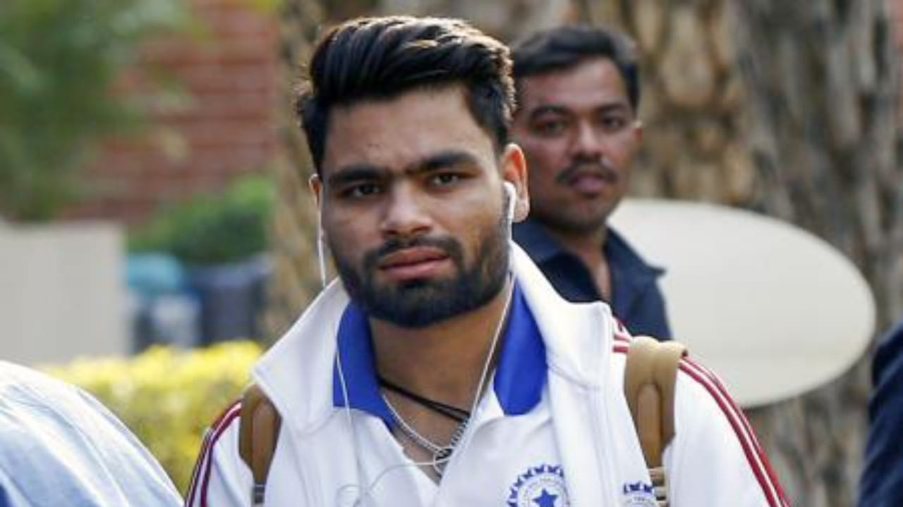 ಹೀಗಾಗಿ ಜಿಂಬಾಬ್ವೆ ವಿರುದ್ಧದ ತನ್ನ ಎರಡನೇ ಪಂದ್ಯವನ್ನು ಏಕಪಕ್ಷೀಯವಾಗಿ ಗೆದ್ದುಕೊಳ್ಳುವ ಗುರಿಯೊಂದಿಗೆ ತಯಾರಿ ನಡೆಸುತ್ತಿದ್ದ ಟೀಂ ಇಂಡಿಯಾಗೆ ಆಘಾತ ಎದುರಾಗಿದೆ. ತಂಡದ ಸ್ಟಾರ್ ಆಲ್‌ರೌಂಡರ್ ರಿಂಕು ಸಿಂಗ್ ಅನಿರೀಕ್ಷಿತವಾಗಿ ತಂಡವನ್ನು ತೊರೆದು ತವರಿಗೆ ಮರಳಿದ್ದಾರೆ.  ಕುಟುಂಬದ ತುರ್ತು ಪರಿಸ್ಥಿತಿ ಕಾರಣ ರಿಂಕು ಸಿಂಗ್ ಮನೆಗೆ ವಾಪಸ್ಸಾಗಿದ್ದಾರೆ ಎಂದು ತಿಳಿದುಬಂದಿದೆ.