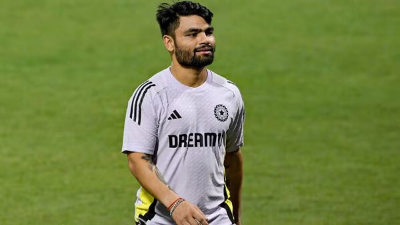 ಟೀ ಇಂಡಿಯಾ ತನ್ನ ಎರಡನೇ ಪಂದ್ಯವನ್ನು ಚೆನ್ನೈನಲ್ಲಿ ಆಡಬೇಕಿತ್ತು. ಹೀಗಾಗಿ ರಿಂಕು ತಂಡದೊಂದಿಗೆ ಚೆನ್ನೈನಲ್ಲಿದ್ದರು. ಆದರೆ ರಿಂಕು ಸಿಂಗ್ ಅವರ ತಂದೆಯ ಆರೋಗ್ಯ ಹದಗೆಟ್ಟಿದ್ದು, ಅವರನ್ನು ಗ್ರೇಟರ್ ನೋಯ್ಡಾದ ಆಸ್ಪತ್ರೆಗೆ ದಾಖಲಿಸಲಾಗಿದೆ. ಅಲ್ಲದೆ ಅವರನ್ನು ವೆಂಟಿಲೇಟರ್​ನಲ್ಲಿ ಇಡಲಾಗಿದೆ ಎಂದು ವರದಿಯಾಗಿದೆ.
