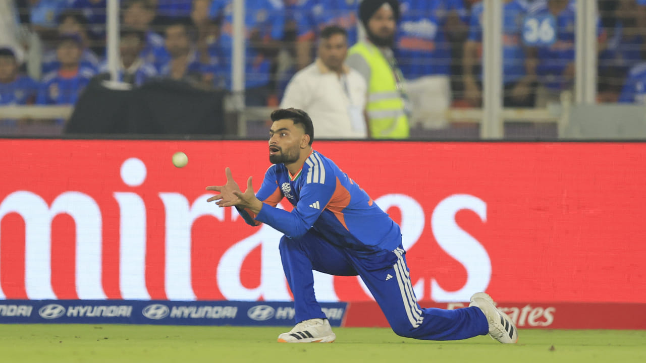 2026 ರ ಟಿ20 ವಿಶ್ವಕಪ್‌ನಲ್ಲಿ ರಿಂಕು ಸಿಂಗ್ ಅವರ ಬ್ಯಾಟಿಂಗ್ ಪ್ರದರ್ಶನ ಅಷ್ಟೇನೂ ಪ್ರಭಾವಶಾಲಿಯಾಗಿಲ್ಲ. ಅವರು ಫೀಲ್ಡಿಂಗ್‌ನಲ್ಲಿ ಪ್ರಭಾವ ಬೀರಿದ್ದರೂ, ಐದು ಪಂದ್ಯಗಳಲ್ಲಿ ಐದು ಇನ್ನಿಂಗ್ಸ್‌ಗಳಲ್ಲಿ ಕೇವಲ 24 ರನ್‌ ಮಾತ್ರ ಗಳಿಸಿದ್ದಾರೆ, ಅವರ ಅತ್ಯುತ್ತಮ ಸ್ಕೋರ್ ಔಟಾಗದೆ 11 ರನ್‌ಗಳು. ಬೌಲಿಂಗ್​ನಲ್ಲಿ ಕೇವಲ ಒಂದು ಓವರ್ ಎಸೆದಿರುವ ರಿಂಕು 9 ರನ್‌ಗಳನ್ನು ಬಿಟ್ಟುಕೊಟ್ಟಿದ್ದಾರೆ.