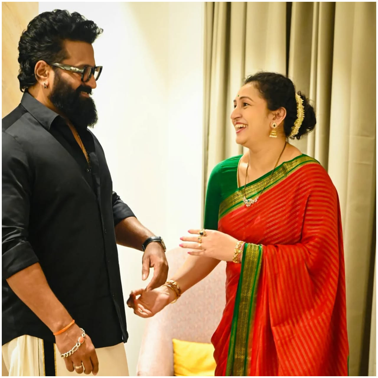 ‘ಎಲ್ಲವನ್ನು ತೂಗುವ ಸಮರಸವಿದೆ. ಎಲ್ಲಕ್ಕೂ ಮಿಗಿಲಾಗಿ ಕೊನೆಯಾಗದ ಒಲವಿದೆ. ಆ ಒಲವು ಬೀರಿದ ಬೆಳಕು, ತಂದ ನೆಮ್ಮದಿ, ತುಂಬಿದ ಆತ್ಮವಿಶ್ವಾಸಗಳೇ ಇಂದು ನನ್ನನ್ನು ನಾನಾಗಿಸಿದೆ.’