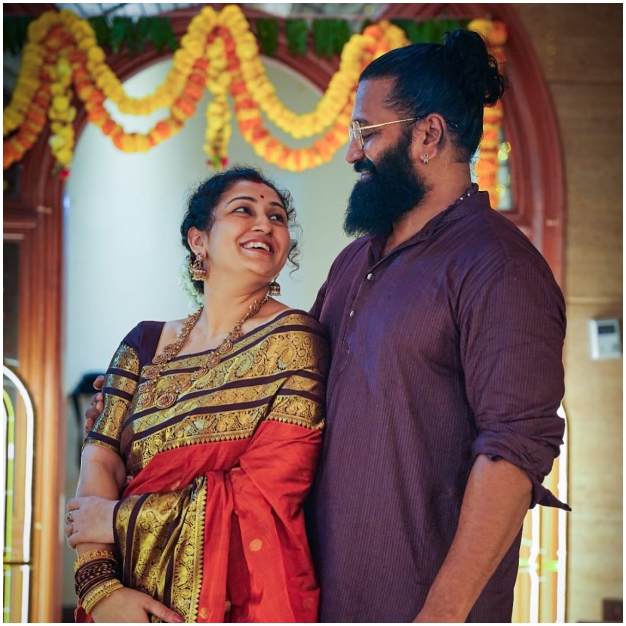 ‘ನನ್ನ ಸತಿಯಾಗಿ, ಸಾಥಿಯಾಗಿ, ಸೌಭಾಗ್ಯ ದೇವತೆಯಾಗಿ, ಹಿಡಿಯಷ್ಟಿದ್ದ ಬದುಕನ್ನು ಕಡಲಷ್ಟು ಅಗಾಧವಾಗಿಸಿದ ನಿನಗೆ ಮದುವೆಯ ವಾರ್ಷಿಕೋತ್ಸವದ ಶುಭಾಶಯಗಳು.’