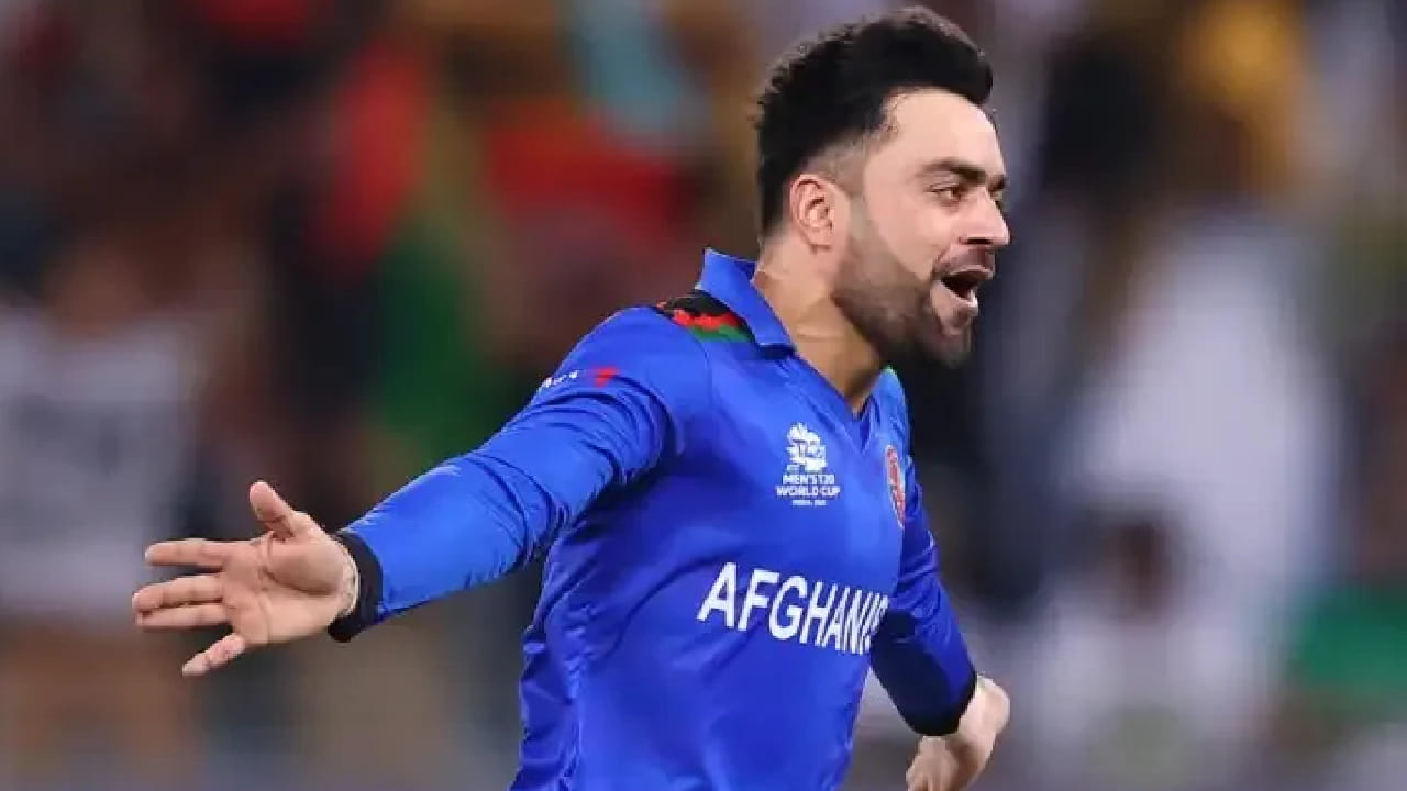 ಟಿ20 ಕ್ರಿಕೆಟ್‌ನಲ್ಲಿ ಈವರೆಗೆ 513ಇನಿಂಗ್ಸ್‌ಗಳಲ್ಲಿ ಬೌಲಿಂಗ್ ಮಾಡಿರುವ ರಶೀದ್ ಖಾನ್ 11794 ಪಂದ್ಯಗಳನ್ನು ಎಸೆದಿದ್ದಾರೆ. ಈ ವೇಳೆ 12961 ರನ್ ನೀಡಿ ಬರೋಬ್ಬರಿ 700 ರಹಸ್ಯ ಕಬಳಿಸಿದ್ದಾರೆ. ಈ ಮೂಲಕ ಟಿ20 ಕ್ರಿಕೆಟ್‌ನಲ್ಲಿ 700 ರನ್ ಗಳಿಸಿದ ವಿಶ್ವದ ಮೊದಲ ಹಾಗೂ ಏಕೈಕ ಬೌಲರ್ ಎನಿಸಿಕೊಂಡಿದೆ.