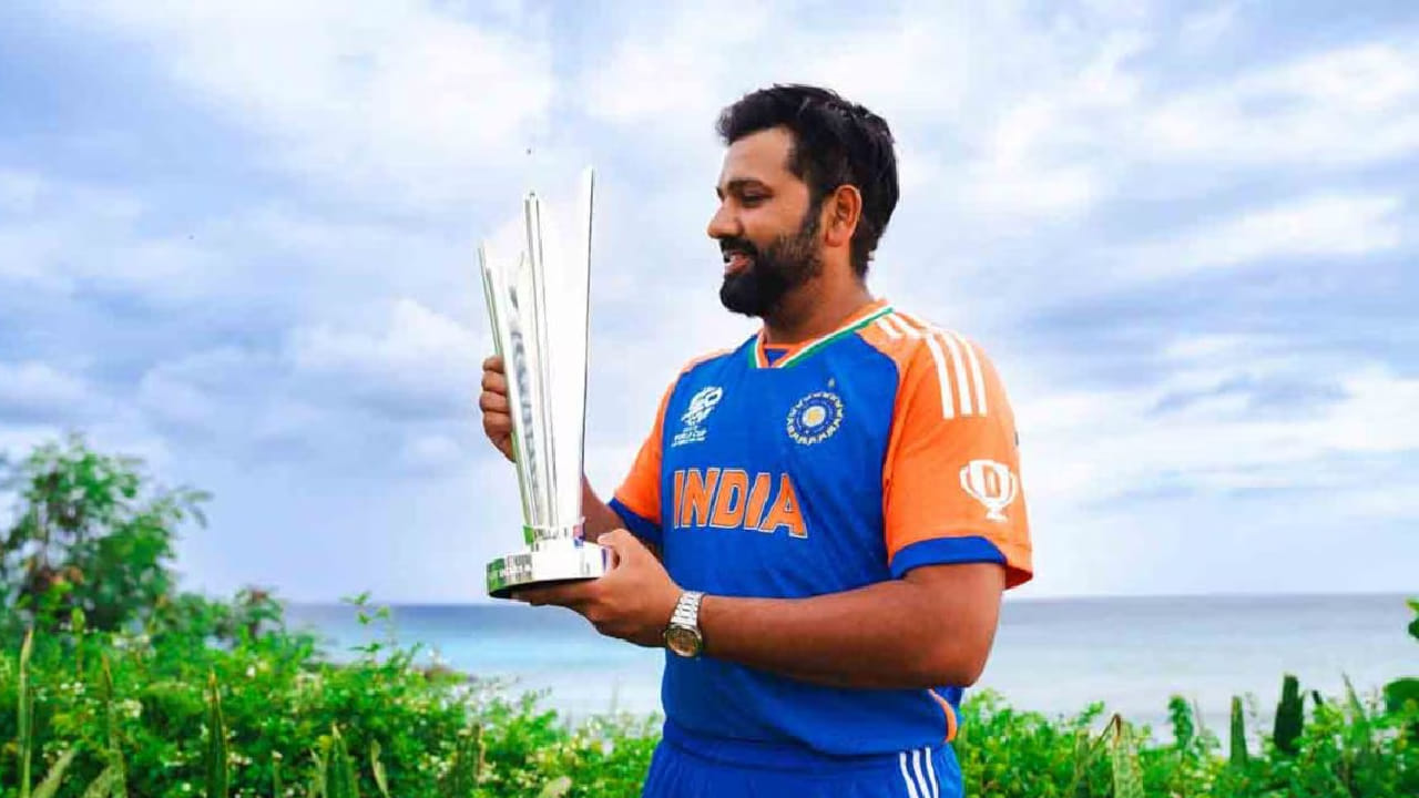 ಆದರೆ ಕಳೆದ ಬಾರಿಯ ಟಿ20 ವಿಶ್ವಕಪ್​ನ ಫೈನಲ್​ನಲ್ಲಿ ಟೀಮ್ ಇಂಡಿಯಾ ಚಾಂಪಿಯನ್ ಪಟ್ಟಕ್ಕೇರಿದ ಬೆನ್ನಲ್ಲೇ ರೋಹಿತ್ ಶರ್ಮಾ ಟಿ20 ಅಂತಾರಾಷ್ಟ್ರೀಯ ಕ್ರಿಕೆಟ್​ನಿಂದ ನಿವೃತ್ತಿ ಘೋಷಿಸಿದ್ದರು. ಹೀಗಾಗಿ ಅವರು ಈ ಬಾರಿಯ ಟಿ20 ವಿಶ್ವಕಪ್​ ಟೂರ್ನಿಯಲ್ಲಿ ಕಾಣಿಸಿಕೊಳ್ಳುತ್ತಿಲ್ಲ. 