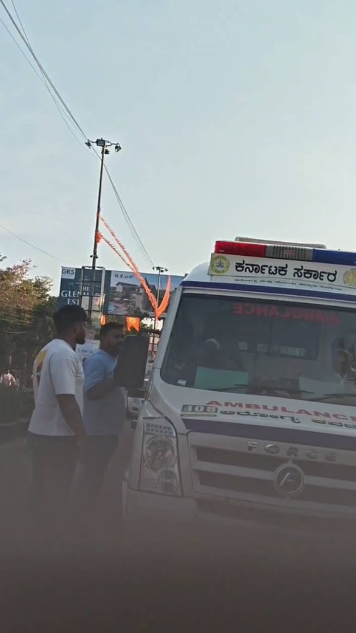 ಆ್ಯಂಬುಲೆನ್ಸ್ ಅಡ್ಡಗಟ್ಟಿ ರೋಡ್ ರೇಜ್: ರೋಗಿ ನರಳಾಟ