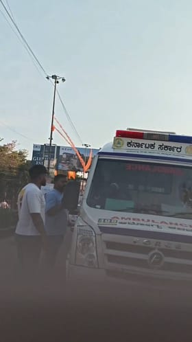 ಆ್ಯಂಬುಲೆನ್ಸ್ ಅಡ್ಡಗಟ್ಟಿ ರೋಡ್ ರೇಜ್: ರೋಗಿ ನರಳಾಟ