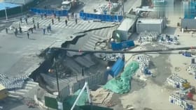 ಶಾಂಘೈನಲ್ಲಿ ದೈತ್ಯ ಸಿಂಕ್​​ಹೋಲ್​​ ರಸ್ತೆಯನ್ನೇ ನುಂಗಿದ ಕ್ಷಣ