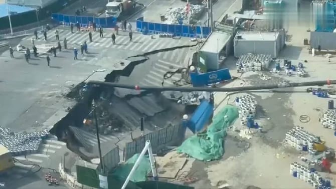 ಶಾಂಘೈನಲ್ಲಿ ದೈತ್ಯ ಸಿಂಕ್​​ಹೋಲ್​​ ರಸ್ತೆಯನ್ನೇ ನುಂಗಿದ ಕ್ಷಣ