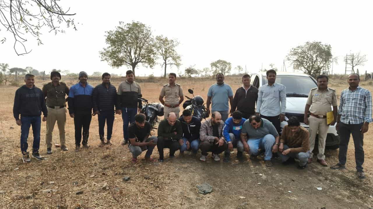 Kalaburagi: ದೆಹಲಿ ಪೊಲೀಸರ ಸೋಗಲ್ಲಿ ದರೋಡೆ; ಸಿನಿಮಾ ಸ್ಟೈಲ್ನಲ್ಲಿ ಆರೋಪಿಗಳು ಲಾಕ್ Kalaburagi: ದೆಹಲಿ ಪೊಲೀಸರ ಸೋಗಲ್ಲಿ ದರೋಡೆ; ಸಿನಿಮಾ ಸ್ಟೈಲ್ನಲ್ಲಿ ಆರೋಪಿಗಳು ಲಾಕ್