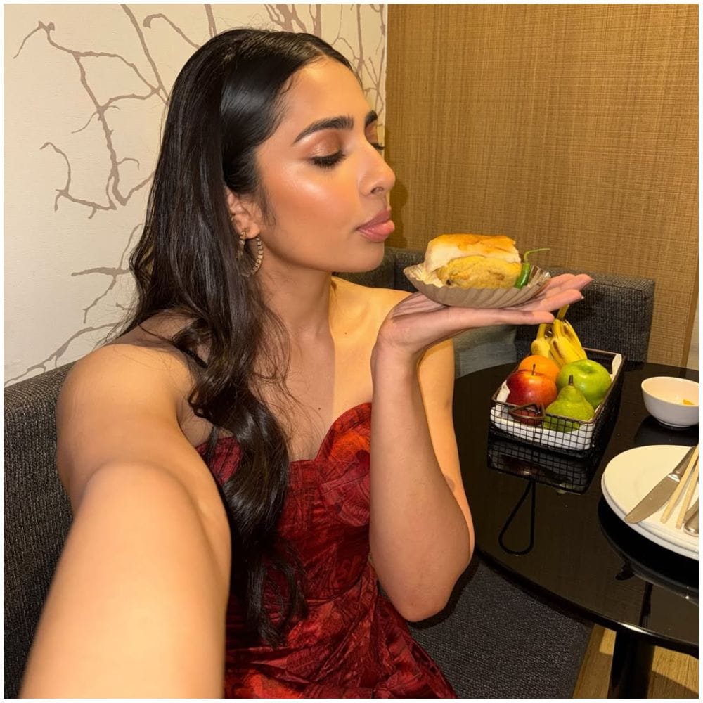 ರುಕ್ಮಿಣಿ ವಸಂತ್​​​ಗೆ ಆಹಾರಗಳ ಬಗ್ಗೆ ವಿಶೇಷ ಪ್ರೀತಿ ಇದೆ. ಏನೇ ಮಿಸ್ ಮಾಡಿದರೂ ಅವರು ತಮ್ಮಿಷ್ಟದ ಫುಡ್​​​ಗಳನ್ನು ಮಿಸ್ ಮಾಡೋದಿಲ್ಲ. ರುಕ್ಮಿಣಿ ವಸಂತ್ ಹೊಸ ಫೋಟೋಶೂಟ್​​​ನಲ್ಲೂ ತಮ್ಮಿಷ್ಟದ ಆಹಾರದ ಜೊತೆ ಪೋಸ್ ನೀಡಿದ್ದಾರೆ. 