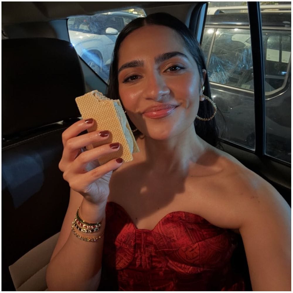 ಕೆಲ ನಟಿಯರು ಸ್ಟ್ರಿಕ್ಟ್ ಆಗಿ ಡಯಟ್ ಫಾಲೋ ಮಾಡುತ್ತಾರೆ. ರುಕ್ಮಿಣಿ ಆ ರೀತಿ ಅಲ್ಲ. ಅವರು ತಮ್ಮಿಷ್ಟದ ಆಹಾರ ಸೇವನೆ ಮಾಡುತ್ತಾರೆ. ಆ ಬಳಿಕ ವರ್ಕೌಟ್ ಮಾಡಿ ದೇಹ ಕರಗಿಸಿಕೊಳ್ಳುತ್ತಾರೆ. 