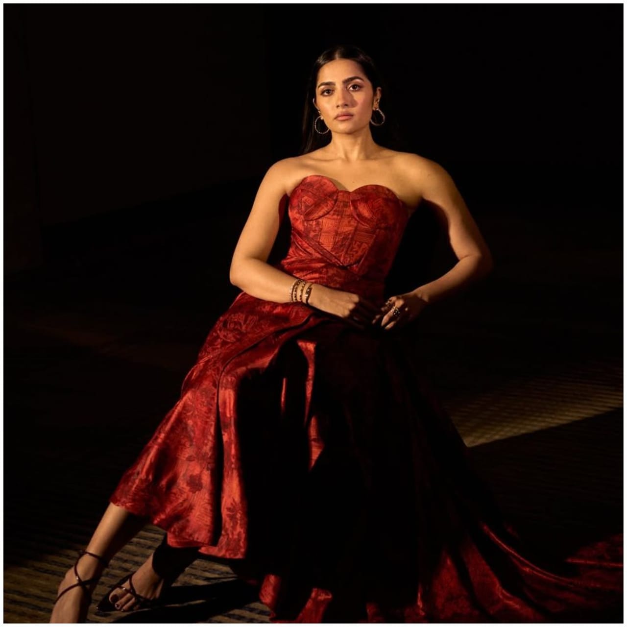 ರುಕ್ಮಿಣಿ ವಸಂತ್ ಅವರ ಹೊಸ ಫೋಟೋಶೂಟ್ ವೈರಲ್ ಆಗಿದೆ. ಈ ಫೋಟೋಶೂಟ್​ ಅಲ್ಲಿ ಅವರು ಗಮನ ಸೆಳೆದಿದ್ದಾರೆ. ಅವರ ಡ್ರೆಸ್​​ಗೆ ಎಲ್ಲ ಕಡೆಗಳಿಂದ ಮೆಚ್ಚುಗೆ ಸಿಕ್ಕಿದೆ. ರುಕ್ಮಿಣಿ ಅವರು ಮತ್ತಷ್ಟು ಸುಂದರವಾಗಿ ಕಾಣಿಸಿದ್ದಾರೆ. 