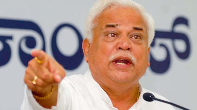 ಬಿಜೆಪಿ ನಾಯಕರ ಮುಂದೆಯೇ ಗ್ಯಾರಂಟಿ ಬಗ್ಗೆ ವ್ಯಂಗ್ಯವಾಡಿದ ದೇಶಪಾಂಡೆ