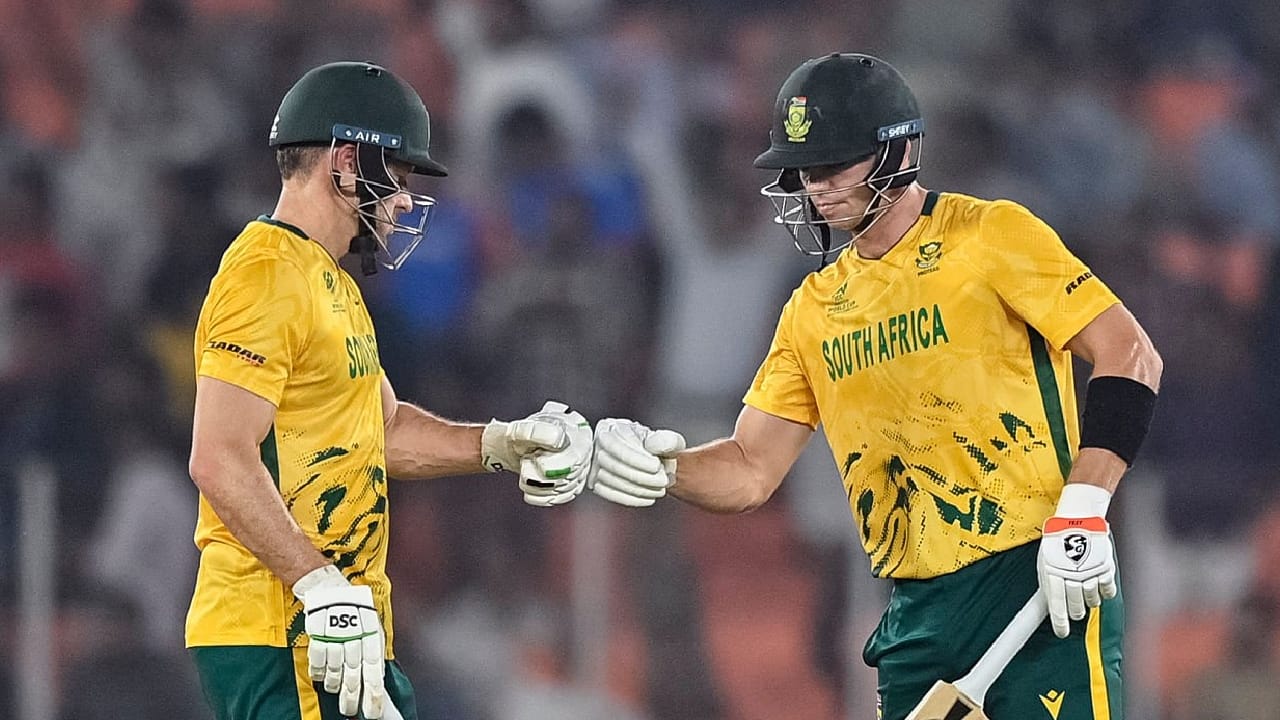 176 ರನ್​​​ಗಳ ಗುರಿ ಬೆನ್ನತ್ತಿದ ಸೌತ್ ಆಫ್ರಿಕಾ ತಂಡಕ್ಕೆ ಐಡೆನ್ ಮಾರ್ಕ್ರಾಮ್ ಹಾಗೂ ಕ್ವಿಂಟನ್ ಡಿಕಾಕ್ ಸ್ಫೋಟಕ ಆರಂಭ ಒದಗಿಸಿದ್ದರು. ಮೊದಲ ಓವರ್​​ನಿಂದಲೇ ಸಿಡಿಲಬ್ಬರದ ಶುರು ಮಾಡಿದ ಈ ಜೋಡಿಯು ಪ್ರಥಮ ವಿಕೆಟ್​​ಗೆ ಕೇವಲ 4.1 ಓವರ್​ಗಳಲ್ಲಿ 62 ರನ್ ಪೇರಿಸಿದ್ದರು. ಈ ಹಂತದಲ್ಲಿ ಡಿಕಾಕ್ (20) ಔಟಾದರು.