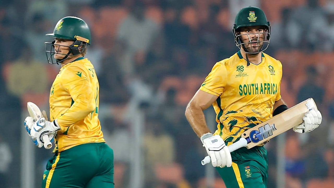 ಈ ಪಂದ್ಯದಲ್ಲಿ ಟಾಸ್ ಗೆದ್ದ ಕೆನಡಾ ತಂಡದ ನಾಯಕ ದಿಲ್ ಪ್ರೀತ್ ಬಜ್ವಾ ಸೌತ್ ಆಫ್ರಿಕಾ ತಂಡವನ್ನು ಬ್ಯಾಟಿಂಗ್‌ ಗೆ ಆಹ್ವಾನಿಸಿದರು. ಅದರಂತೆ ಮೊದಲು ಬ್ಯಾಟ್ ಮಾಡಿದ ಸೌತ್ ಆಫ್ರಿಕಾ ತಂಡಕ್ಕೆ ಕ್ವಿಂಟನ್ ಡಿಕಾಕ್ ಹಾಗೂ ಐಡೆನ್ ಮಾರ್ಕ್ರಾಮ್ ಭರ್ಜರಿ ಆರಂಭ ಒದಗಿಸಿದ್ದರು.