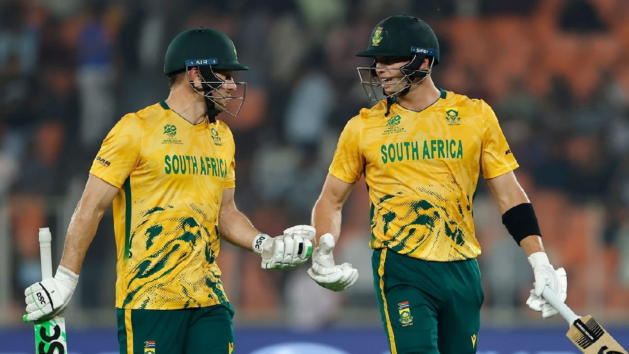 ಇತ್ತ 7.2 ಓವರ್​​ಗಳಲ್ಲಿ ಸೌತ್ ಆಫ್ರಿಕಾ ತಂಡವು ಮೂರಂಕಿ ಮೊತ್ತಗಳಿಸಿದರೂ ಕೇವಲ 3 ಎಸೆತಗಳಿಂದ ವಿಶ್ವ ದಾಖಲೆ ತಪ್ಪಿಸಿಕೊಂಡರು. ಅಂದರೆ ಟಿ20 ವಿಶ್ವಕಪ್​​ನಲ್ಲಿ ಅತೀ ಕಡಿಮೆ ಓವರ್​​ಗಳಲ್ಲಿ 100 ರನ್​ ಕಲೆಹಾಕಿದ ವಿಶ್ವ ದಾಖಲೆಯನ್ನು ಹೆಚ್ಚುವರಿ 3 ಎಸೆತಗಳನ್ನು ಆಡುವ ಮೂಲಕ ಸೌತ್ ಆಫ್ರಿಕಾ ತಂಡ ಕೈಚೆಲ್ಲಿಕೊಂಡರು.