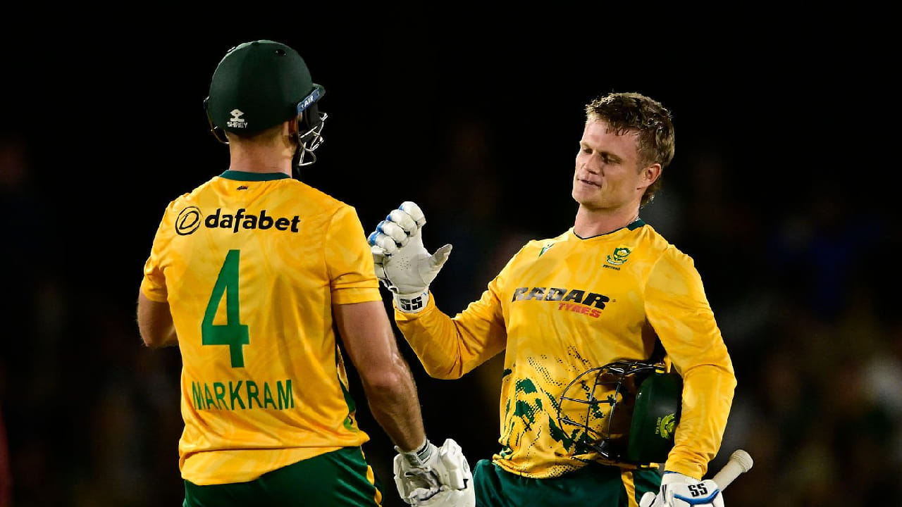 ಆದರೆ ಸೌತ್ ಆಫ್ರಿಕಾ ಬ್ಯಾಟರ್​​​ಗಳು ಹೆಚ್ಚುವರಿ 3 ಎಸೆತಗಳನ್ನು ಆಡುವ ಮೂಲಕ 7.2 ಓವರ್​​ಗಳಲ್ಲಿ 100 ರನ್​​ಗಳನ್ನು ಪೂರೈಸಿದ್ದಾರೆ. ಈ ಮೂಲಕ ಟೀಮ್ ಇಂಡಿಯಾದ ಹೆಸರಿನಲ್ಲಿದ್ದ ಭರ್ಜರಿ ವಿಶ್ವ ದಾಖಲೆಯನ್ನು ಸರಿಗಟ್ಟುವ ಅವಕಾಶವನ್ನು ಕೈಚೆಲ್ಲಿಕೊಂಡಿದ್ದಾರೆ.